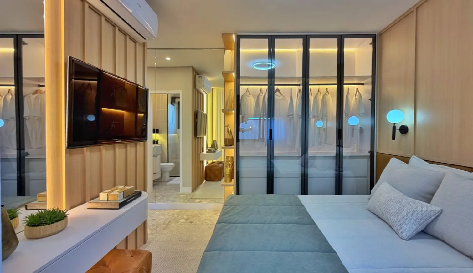 Suíte do apartamento decorado do Viva Parque Aura com armário de vidro