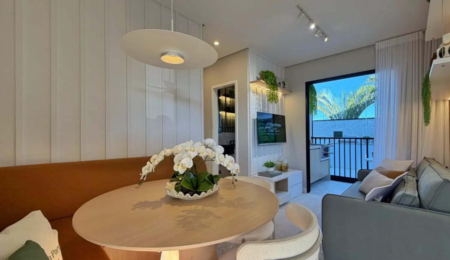 Canto de jantar do apartamento decorado do Viva Parque Aura com mesa redonda e banco