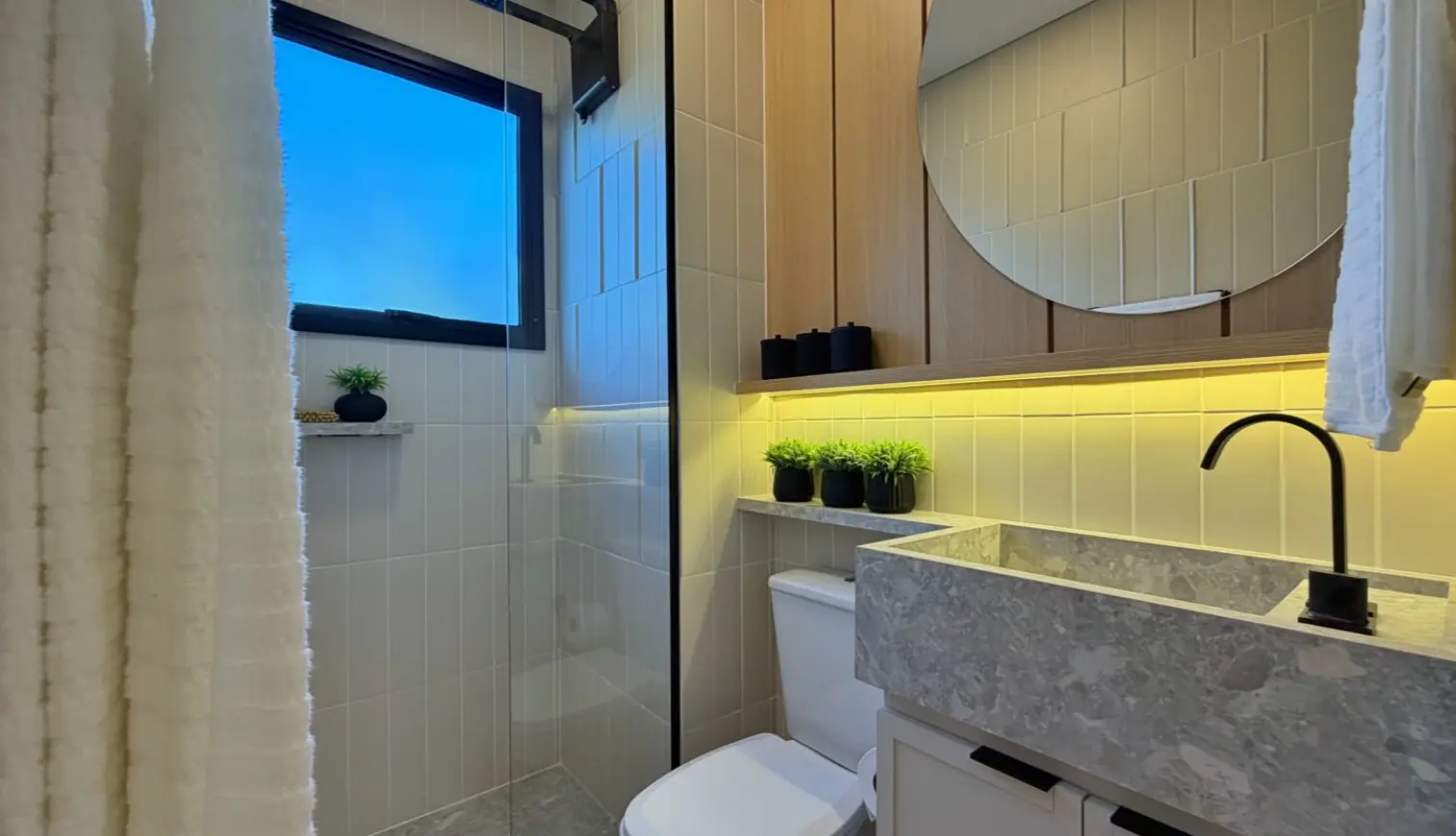Banheiro do apartamento decorado do Viva Parque Aura com bancada em pedra